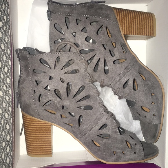 Heels - Picture 3 of 3